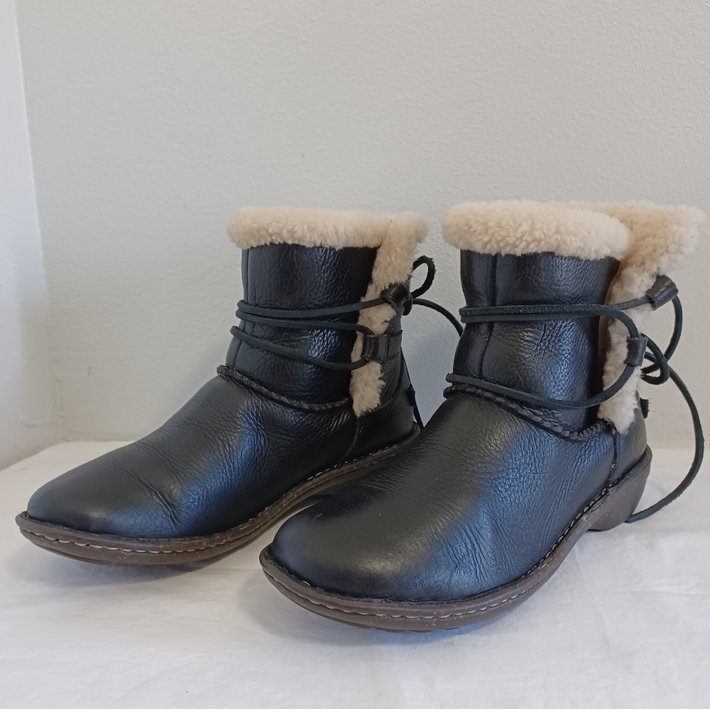 Ugg Rianne winter boots women's black leather sheepskin lined ankle size 7